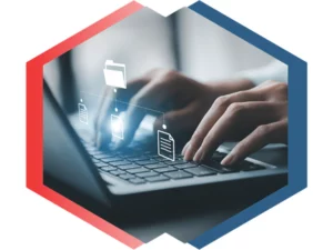 Hände tippen auf einem Laptop mit symbolischen Datenübertragungselementen, repräsentiert Managed IT-Services in Köln